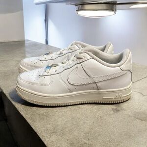 Nike Air Force One Low Youth size 5 or women’s 6.5. Non tie laces
